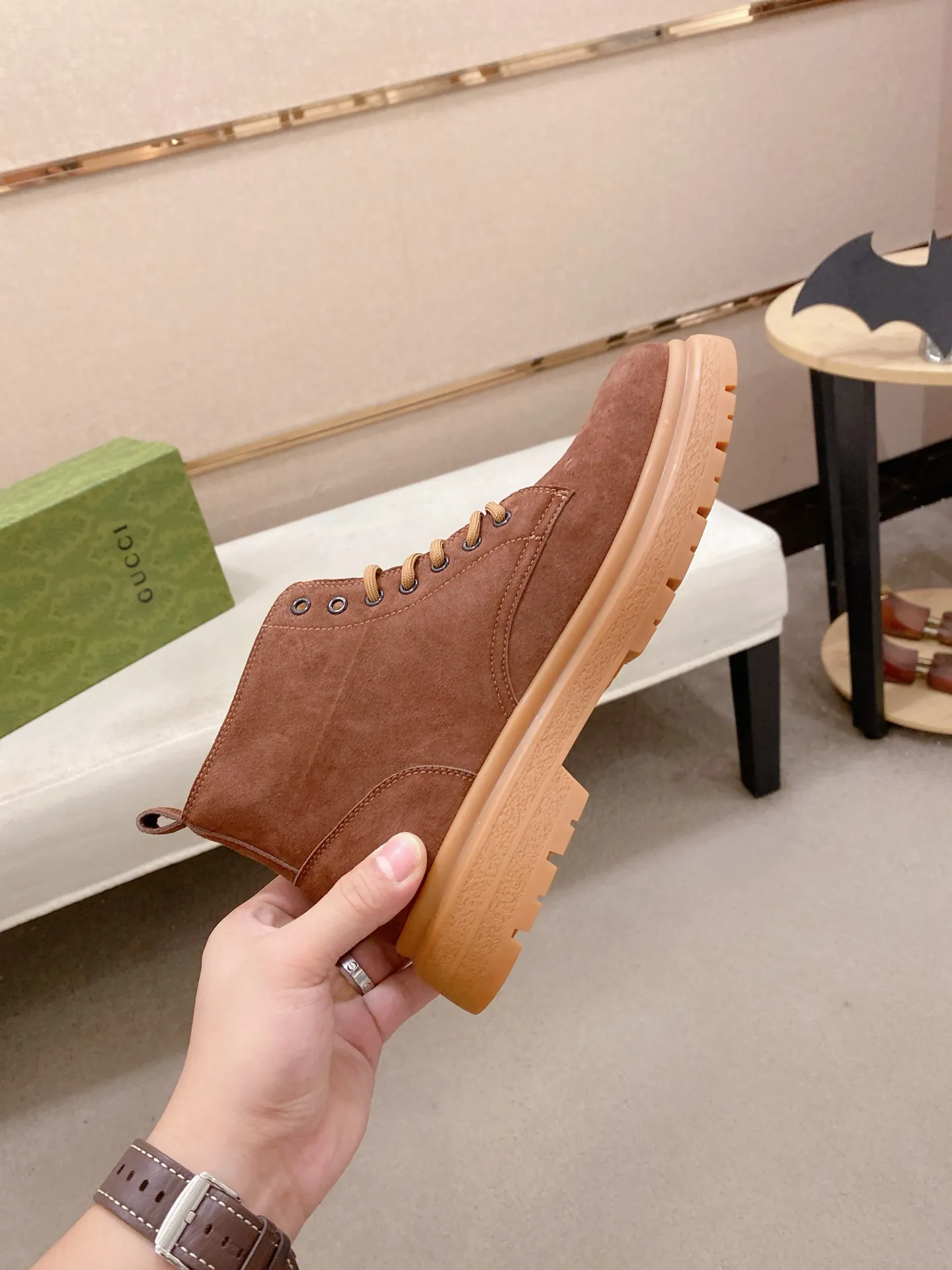 Men's shoes💰 440💰 Leather and velvet lining optional! The new high-top GUCCI counters are on the market at the same time. The new men's shoes and 😘fabric are selected from imported cowhide. The lining: leather lining and plush lining are optional. 👍🏿 High-end ☄️ air-cushion molded anti-slip rubber outsole, exquisite lines, simple and elegant, comfortable and high-end for leisure travel. Code number: 38 to 44 (45 can be customized and cannot be returned or exchanged)